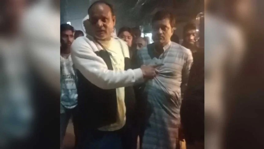 লিফলেট বিতরণকালে আওয়ামী লীগ নেতাকে গণধোলাই দিয়ে পুলিশে সোপর্দ